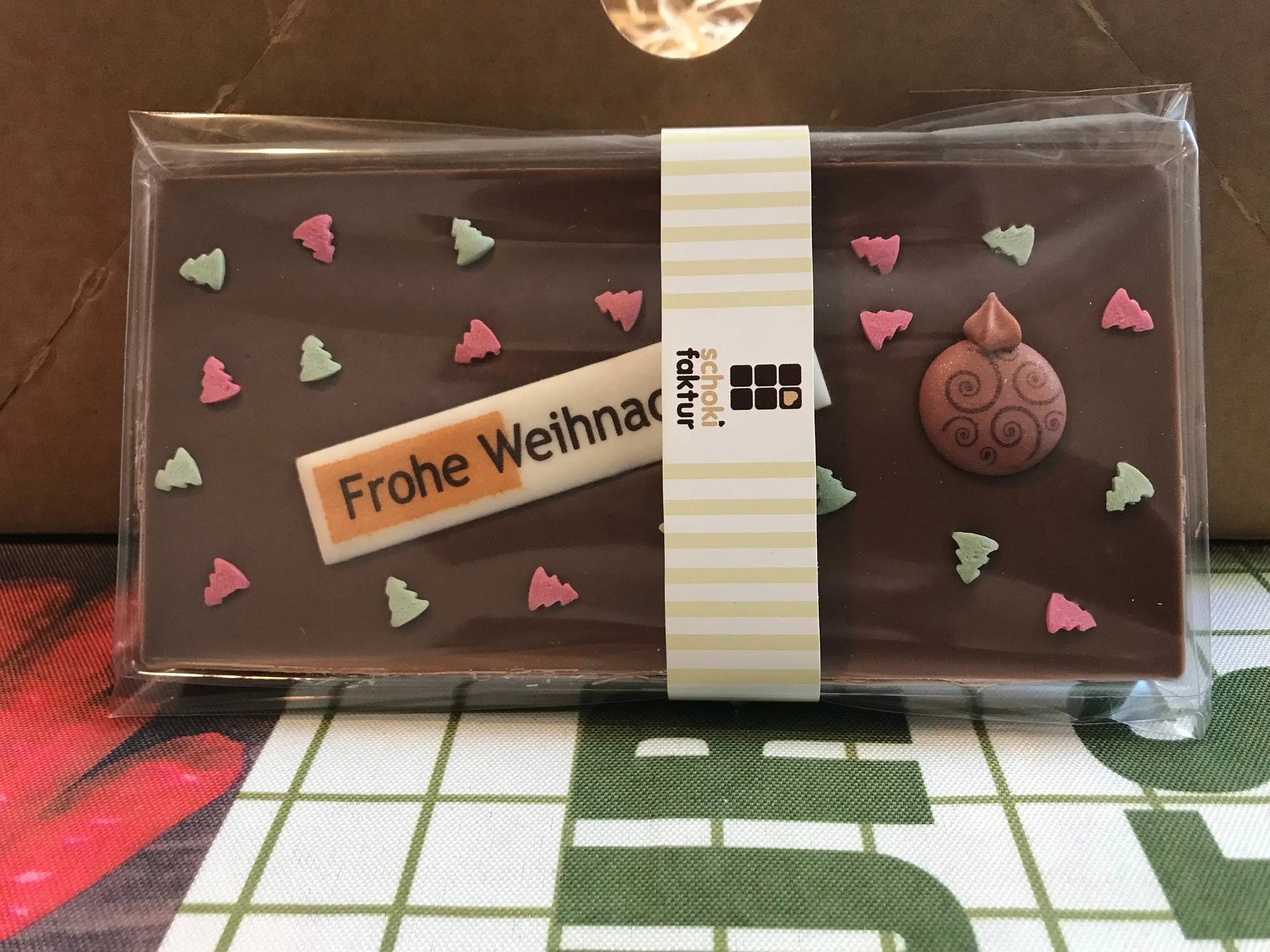 Schokoladentafel mit Weihnachtskugel und Zucker-Dekor-0